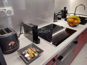 Fridge, oven, stovetop, coffee/tea maker - Seaside apartment near the city center (Rethymno)