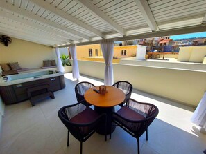 Outdoor dining - Minares Luxury Suite (Rethymno)
