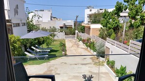 A balcony with two chairs, a table, and a potted plant. - Rethymno Suburb Maisonette (Rethimno)