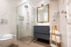 Douche, sèche-cheveux, serviettes fournies