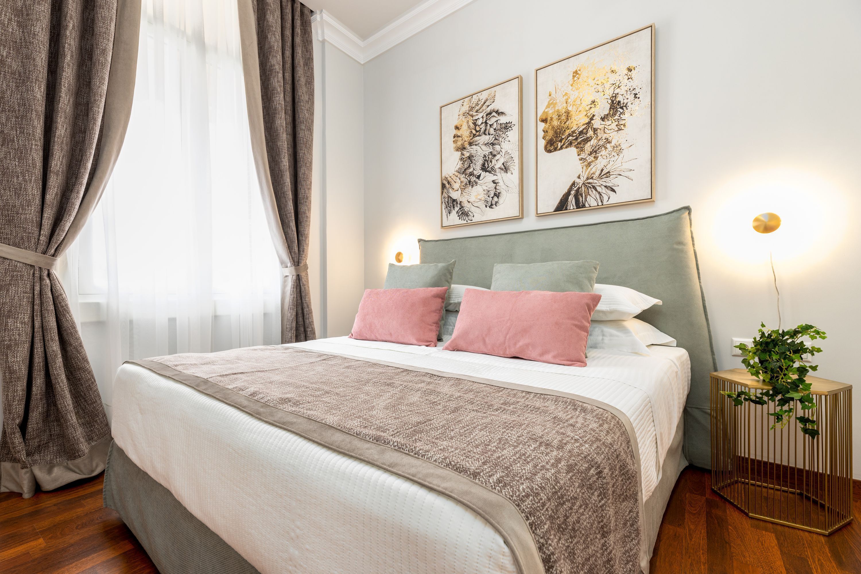 1 chambre, bureau, fer et planche à repasser, lit de bébé portatif