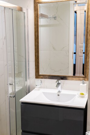 Shower, hair dryer, towels - Asty Luxury Apartments/Asty 1 (Athens)