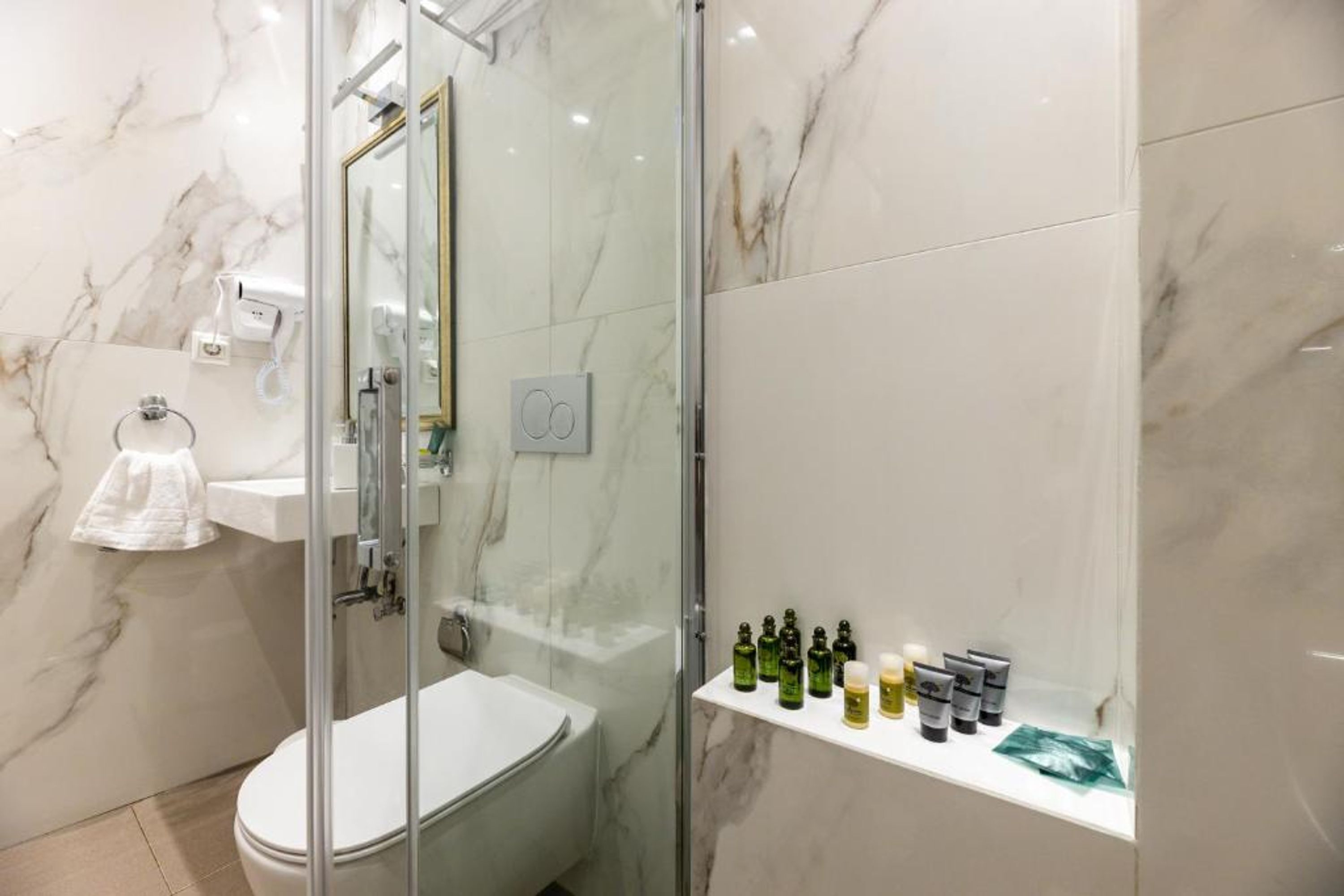 Dusche, Haartrockner, Handtücher