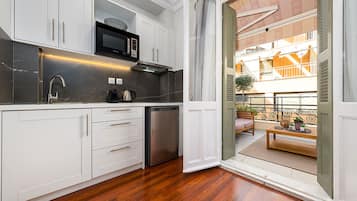 Kühlschrank, Wasserkocher mit Kaffee-/Teezubehör, Toaster, Hochstuhl