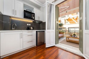 Refrigerador, cafetera y tetera, tostadora y periquera 