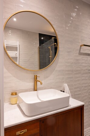 Shower, hair dryer, towels - Siga-Siga Luxury Acropolis Apt (Athens)