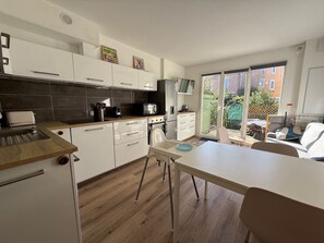 Kühlschrank, Mikrowelle, Ofen, Geschirrspüler