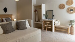Een moderne woonkamer met een bank, een bureau en een zitbank.