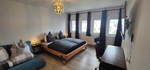 Room - HELIOS Design Suite - Old Town, near Elbufer & S-Bahn Dresden, parking space, WLAN (Meißen)