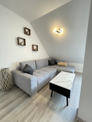 Living area - HELIOS Design Suite - Old Town, near Elbufer & S-Bahn Dresden, parking space, WLAN (Meißen)