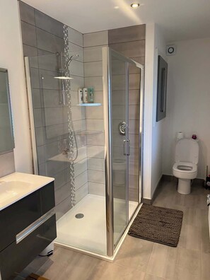 Shower, hair dryer, shampoo - Gleanntan House - Beautiful Killarney townhouse (killarney)
