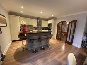 Fridge, microwave, oven, dishwasher - Gleanntan House - Beautiful Killarney townhouse (killarney)