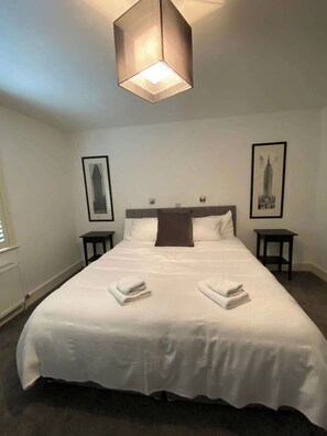 4 habitaciones, tabla de planchar con plancha, cuna de viaje y wifi 