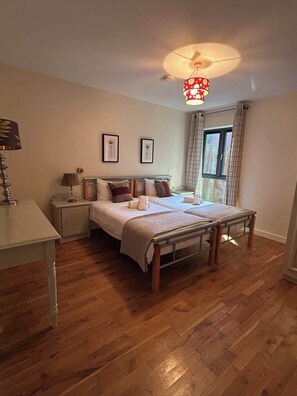 4 bedrooms, iron/ironing board, travel cot, WiFi - 11 The Avenue Holiday Village free parking (Killarney)