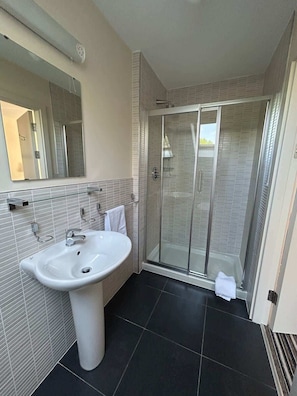 Shower, hair dryer, shampoo - 11 The Avenue Holiday Village free parking (Killarney)