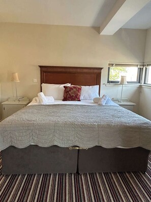 4 bedrooms, iron/ironing board, travel cot, WiFi - 11 The Avenue Holiday Village free parking (Killarney)