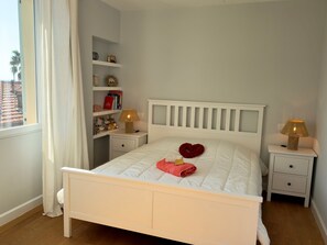 4 bedrooms, iron/ironing board, free WiFi, bed sheets