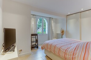 Iron/ironing board, free WiFi, bed sheets - VILLA ANGEL VI4481 By Riviera Holiday Homes (Eze)