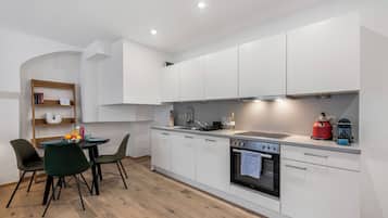 Apartamento, 1 quarto, cozinha americana | Cozinha privada | Fogão, cooktop, talheres/pratos/utensílios de cozinha