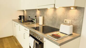 Apartamento, 1 quarto | Cozinha americana privada | Fogão, cooktop, talheres/pratos/utensílios de cozinha