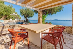 Outdoor dining - Villa Lithi by Corfu Stay Solutions (Nisaki)