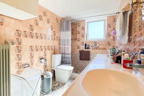 Shower, hair dryer, towels - Giorgos House with 3 bedrooms and 1.5 bathrooms (Nafpaktos)