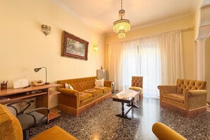 TV, books, offices - Giorgos House with 3 bedrooms and 1.5 bathrooms (Nafpaktos)