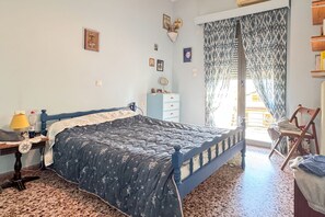 Desk, iron/ironing board, travel cot, bed sheets - Giorgos House with 3 bedrooms and 1.5 bathrooms (Nafpaktos)