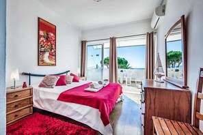 4 habitaciones, tabla de planchar con plancha y cuna de viaje 