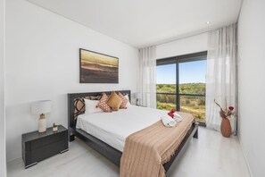 2 habitaciones, cuna de viaje y ropa de cama 