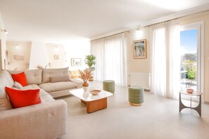 Ein modernes Wohnzimmer mit einer Couch, einem Couchtisch und Hocker.
