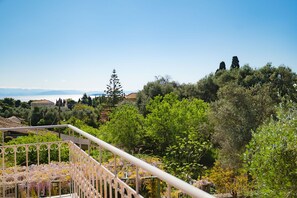 Property grounds - Villa Marifei in Kato Korakiana (Kato Korakiana)