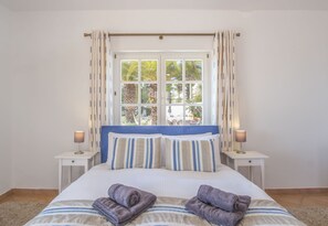 6 bedrooms, iron/ironing board, travel cot, bed sheets - Vale Verde in Lagos with 6 bedrooms and 4 bathrooms (Lagos)