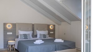 Een moderne slaapkamer met een groot bed, twee nachtkastjes en ingebouwde verlichting.