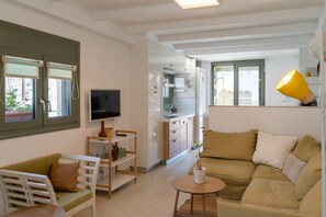TV - Eclectic Urban Nest in Heraklion (Heraklion)