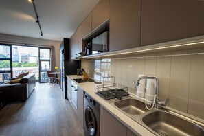 Réfrigérateur, micro-ondes, four, plaque de cuisson