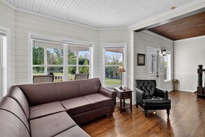 Smart TV - Riverside | Perfect for Large Parties & Event Weekends: Hot Tub|Arcade|VIEWS! (Sevierville)