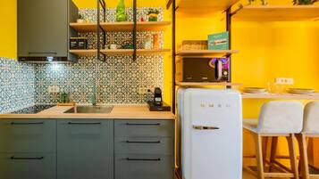 Fridge, microwave, oven, coffee/tea maker