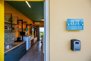 Fridge, microwave, oven, coffee/tea maker - Ap Boutique Apartment III (Zakinthos)