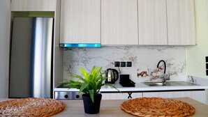 ثلاجة، فرن، مستلزمات طهي/أطباق/أوعية، توابل
