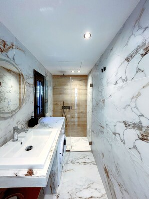 Shower, hair dryer, towels - No 7 - Theo Rooftop Loft with City View (Athina)