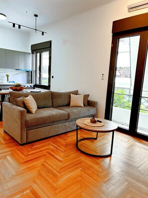 TV, offices - No 4 - Theo Two-Bedrooms Apartment first floor (Athina)