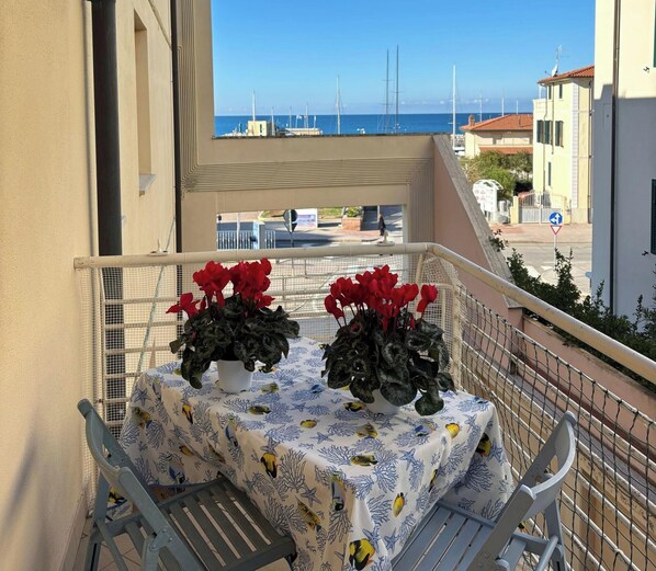 Outdoor dining - Apartment with parking space in central area-Rif. Silvestro (San Vincenzo)
