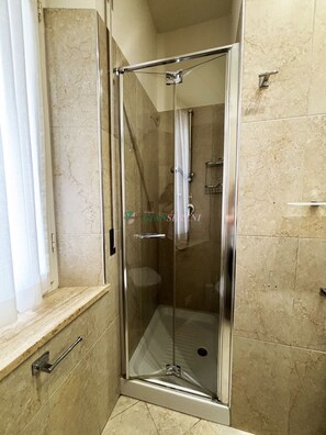Shower, hair dryer - 3 rooms 4 beds Conchiglia area. Il Gabbiano-Rif. Il gabbiano (San Vincenzo)