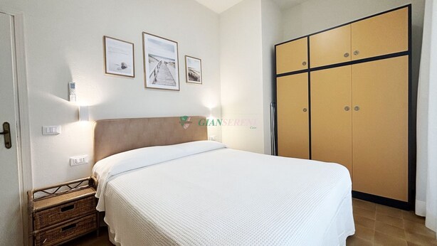 A bedroom with a bed, a wardrobe, and wall-mounted lights. - 3 rooms 4 beds Conchiglia area. Il Gabbiano-Rif. Il gabbiano (San Vincenzo)