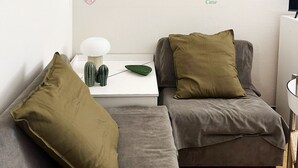 A living room with a grey sofa, a small table with a lamp, a cactus, and a framed picture on the wall. - 3 rooms 4 beds Conchiglia area. Il Gabbiano-Rif. Il gabbiano (San Vincenzo)