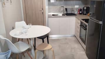 Wasserkocher mit Kaffee-/Teezubehör, Kühlschrank, Ofen, Toaster