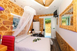 1 bedroom, desk, free WiFi, bed sheets - Alley studio 1 by Frangki (Egina)