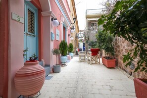 Exterior detail - Alley studio 1 by Frangki (Egina)