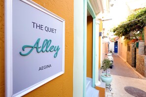 Exterior detail - Alley studio 1 by Frangki (Egina)
